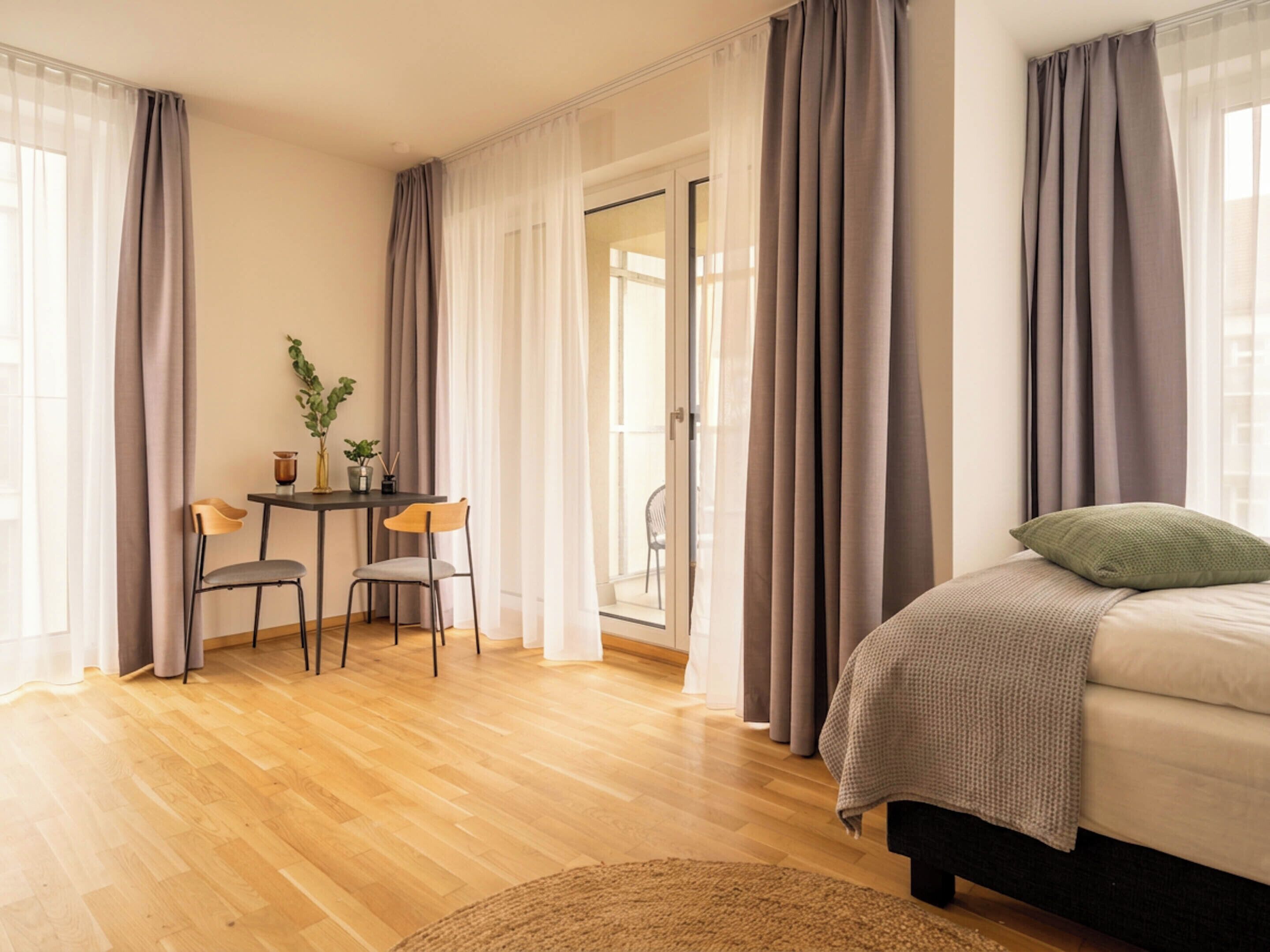 Suite L with loggia & street view