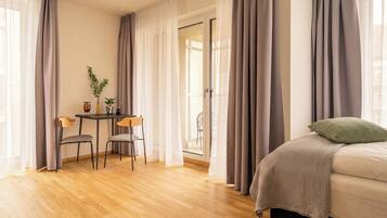 Suite L with loggia & street view