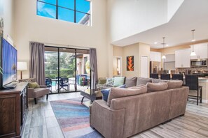 House, 5 Bedrooms | Living room | Flat-screen TV