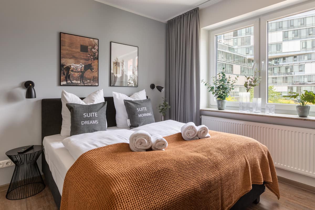 Suite S | 1 bedroom, desk, laptop workspace, free WiFi