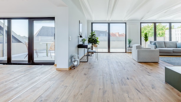 Two-Bedroom Penthouse Suite with rooftop terrace | リビング エリア | テレビ