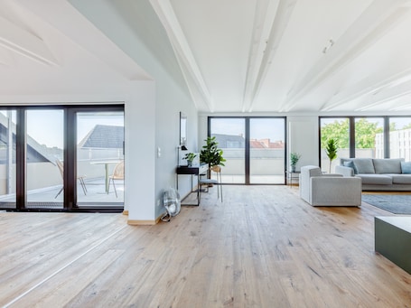 Two-Bedroom Penthouse Suite with rooftop terrace | Área de sala de estar | Televisión