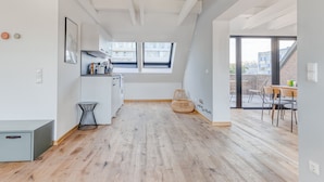 Two-Bedroom Penthouse Suite with rooftop terrace | リビング エリア | テレビ