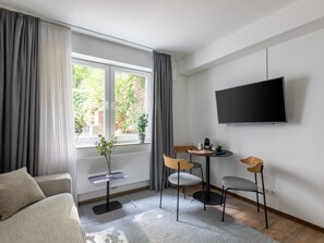 One-Bedroom Suite (basement) | Living area | TV - Limehome Hannover Bleichenstraße (Hannover)