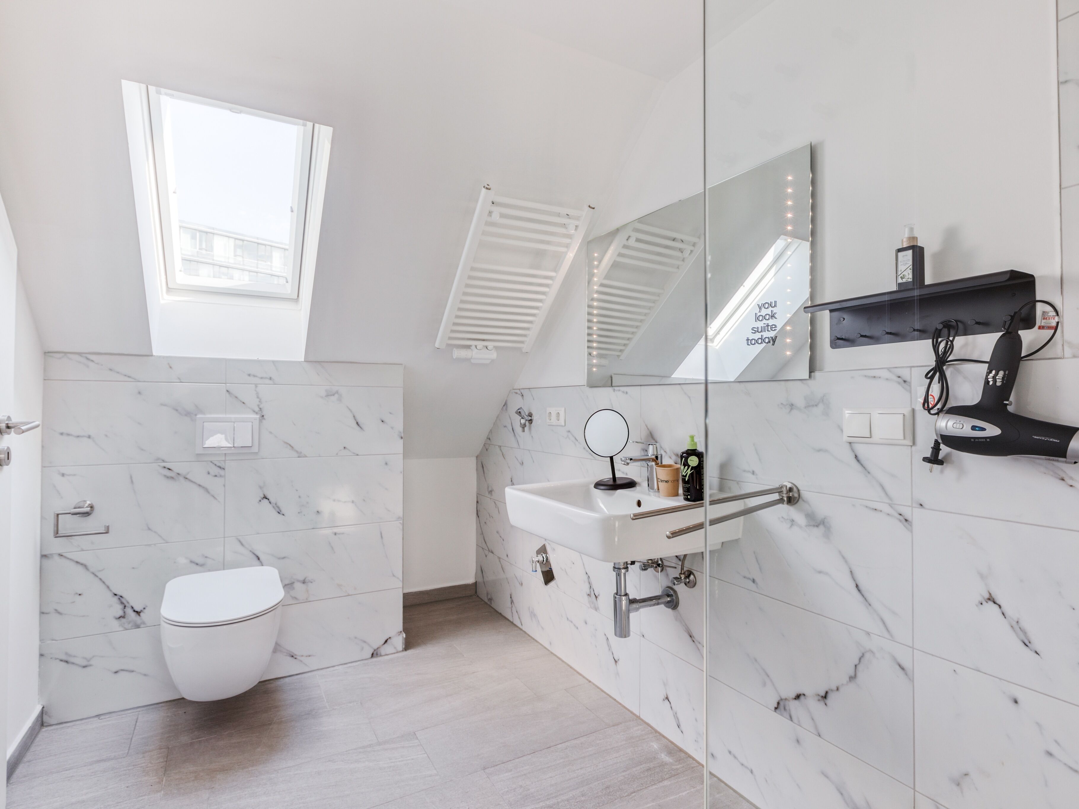 Two-Bedroom Penthouse Suite with rooftop terrace | Badezimmer | Dusche, umweltfreundliche Kosmetikartikel, Handtücher