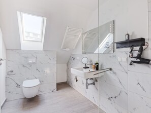 Two-Bedroom Penthouse Suite with rooftop terrace | Bathroom | Shower, eco-friendly toiletries, towels - Limehome Hannover Bleichenstraße (Hannover)