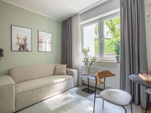 One-Bedroom Suite (basement) | Living area | TV - Limehome Hannover Bleichenstraße (Hannover)