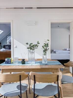 Two-Bedroom Penthouse Suite with rooftop terrace | Living area | TV - Limehome Hannover Bleichenstraße (Hannover)