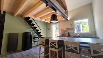 Een koelkast, een microgolfoven, een oven, een vaatwasser