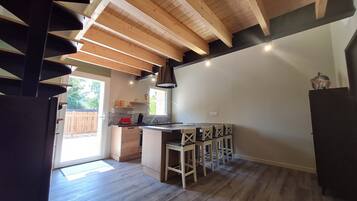 Een koelkast, een microgolfoven, een oven, een vaatwasser