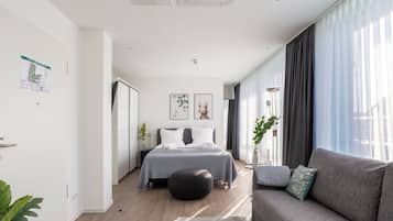 Suite XL with balcony and sofa bed - street view | 1 Schlafzimmer, kostenloses WLAN, Bettwäsche