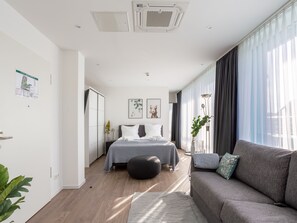 Suite XL with balcony and sofa bed - street view