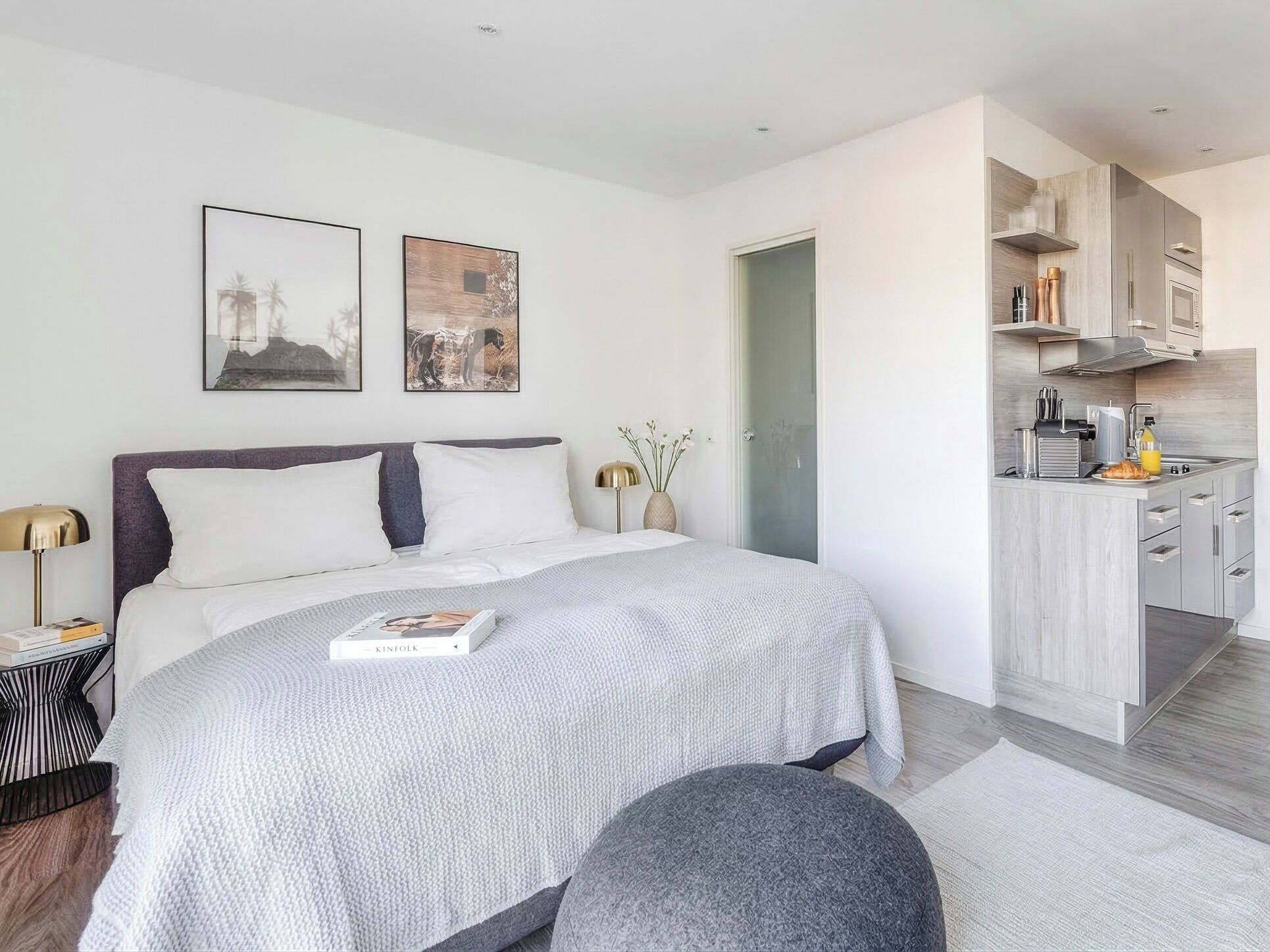 Suite M - Street View | 1 soverom, wi-fi (inkludert) og sengetøy