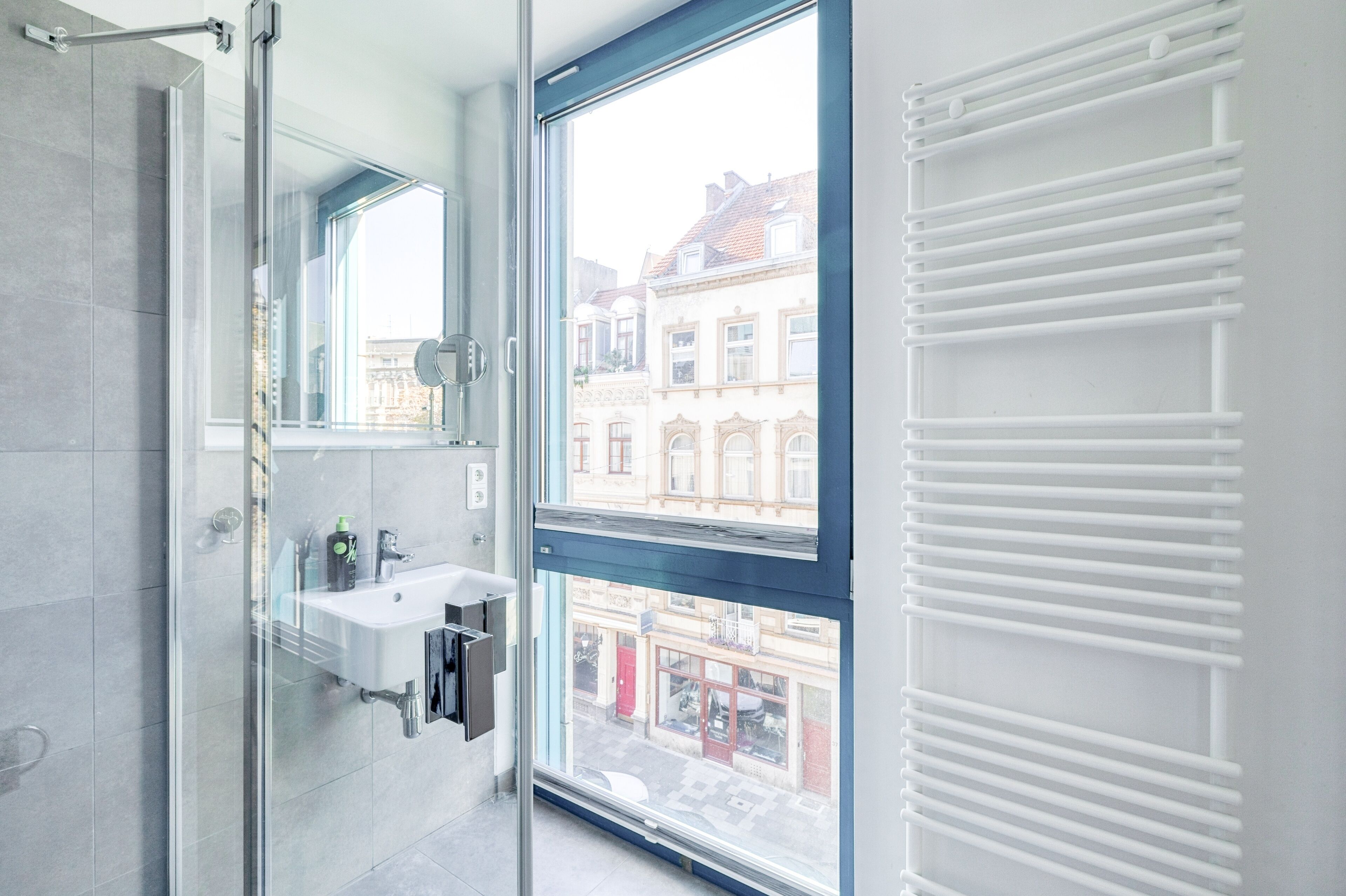 Suite XXL with Sofa Bed - Street View | Badkamer | Een douche, milieuvriendelijke toiletartikelen, handdoeken