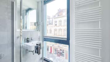 Suite XXL with Sofa Bed - Street View | Badkamer | Een douche, milieuvriendelijke toiletartikelen, handdoeken