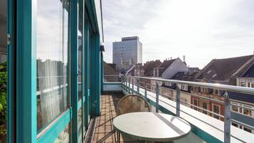Suite XL with balcony and sofa bed - street view | Terrace/patio