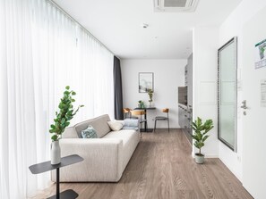 Suite XL - Courtyard View