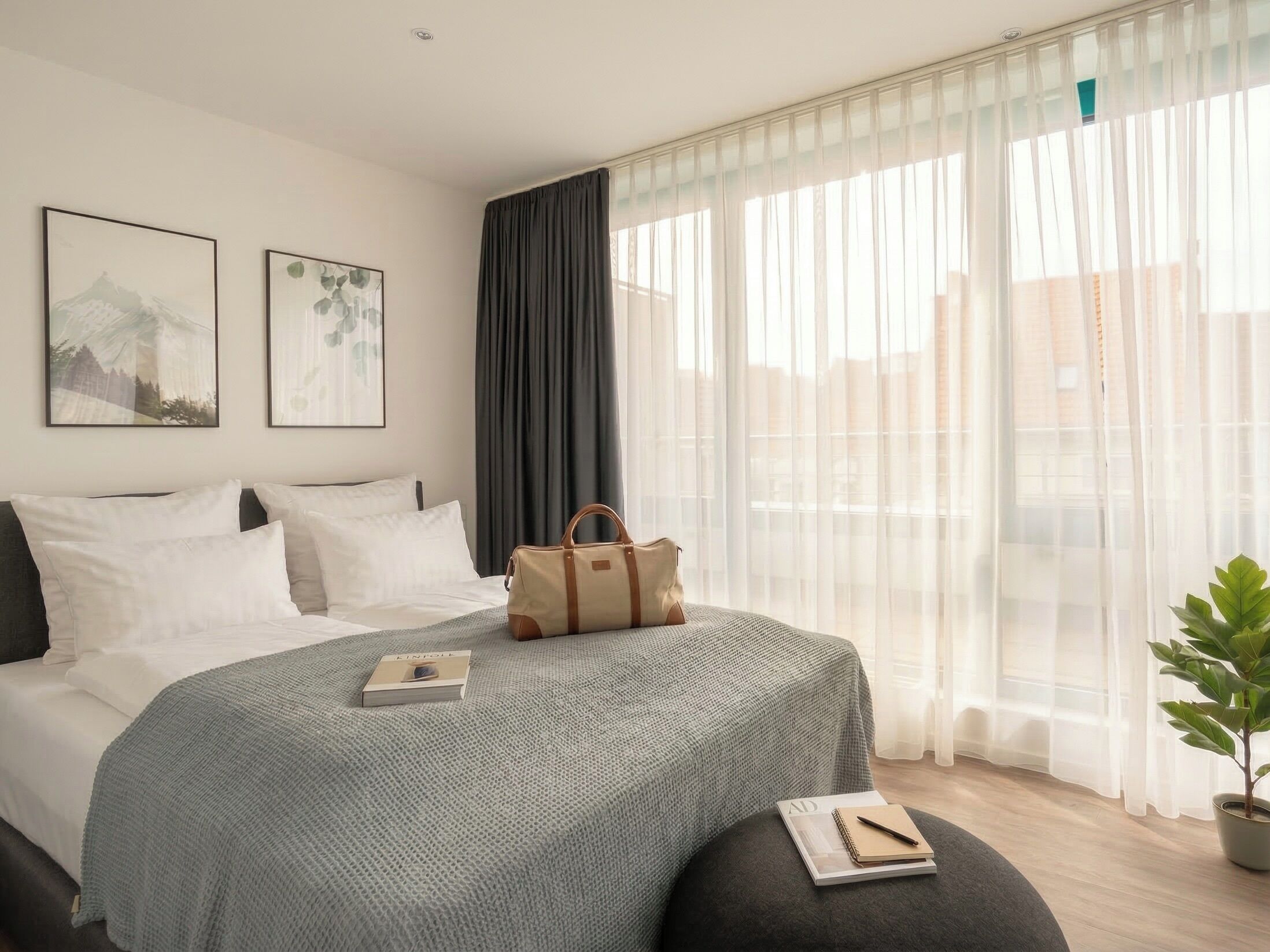 Suite XL with balcony and sofa bed - street view | 1 soverom, wi-fi (inkludert) og sengetøy