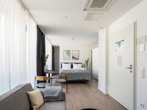 Suite XL - Courtyard View