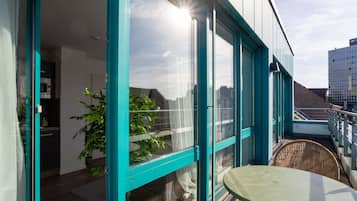 Suite XL with balcony and sofa bed - street view | ํ
๋ผ์ค/ํํฐ์ค