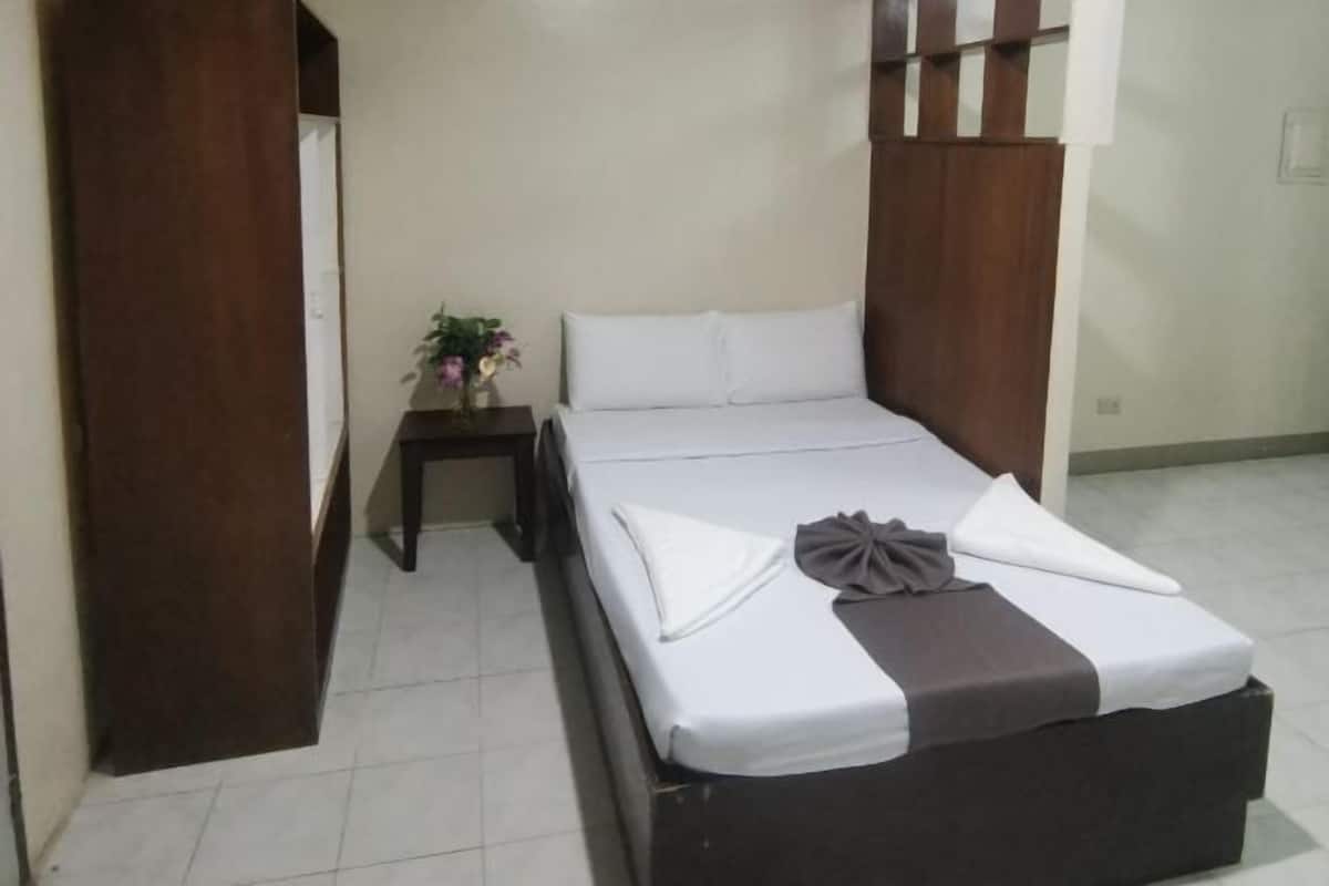 1 bedroom, desk, laptop workspace, free WiFi