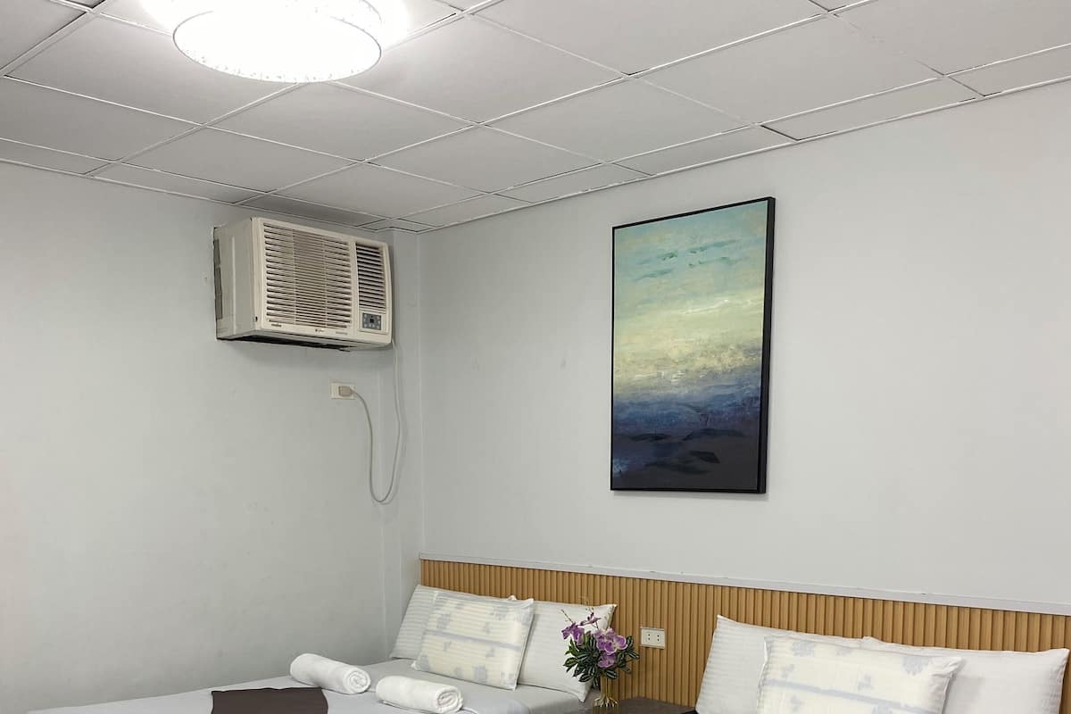Skrivebord, skrivebord for bærbar PC, wi-fi (inkludert) og sengetøy