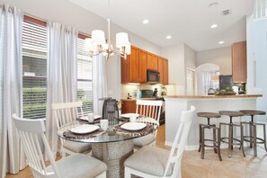 House, 5 Bedrooms | In-room dining