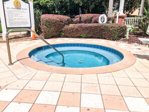 A small, circular hot tub with a tiled edge, surrounded by a tiled patio. - Refurbished Lux 6 Bed Golf Views at Reunion Resort by Shine Villas (Kissimmee)
