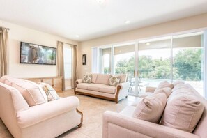 Casa, 6 camere da letto | Soggiorno | TV a schermo piatto, console per videogiochi