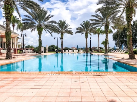 Una piscina al aire libre, una piscina climatizada