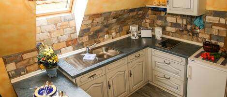 Køleskab, kogeplade, opvaskemaskine, kaffe-/temaskine