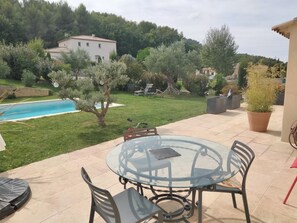 Outdoor dining - House in the Aix countryside (Mimet)
