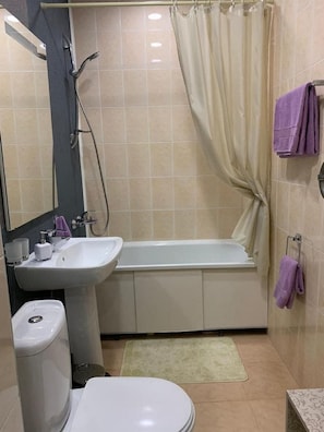 Lägenhet City | Badrum | Badkar/dusch, gratis toalettartiklar, hårtork och handdukar