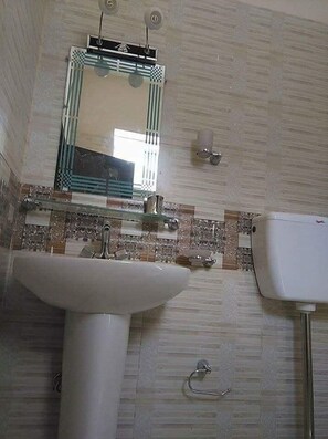 Deluxe Double Room | Bathroom | Shower, slippers, towels