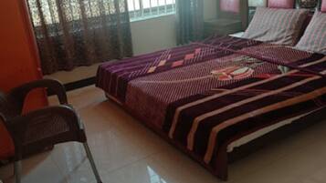 Habitación doble Deluxe | Caja de seguridad en la habitación y tabla de planchar con plancha