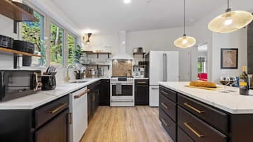 Een koelkast, een magnetron, een oven, een kookplaat