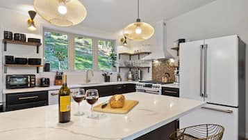 Een koelkast, een magnetron, een oven, een kookplaat