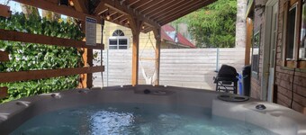 Hadley's Hideaway -Cottage w/ hot tub, fenced yard close  to hikes & Stevens Pass ski hill