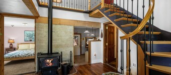 Hadley's Hideaway -Cottage w/ hot tub, fenced yard close  to hikes & Stevens Pass ski hill