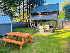 Outdoor dining - Hadley's Hideaway -Cottage w/ hot tub, fenced yard close to hikes & Stevens Pass ski hill (Skykomish)