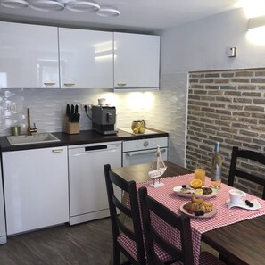 Fridge, oven, stovetop, dishwasher - Right on the beach - in the heart of the magical old town of Fazana (Fažana)