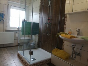 Dusche, Haartrockner, Handtücher, Seife