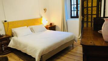 1 bedroom, desk