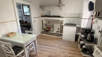 Refrigerador, microondas, placa de cocina, cafetera/tetera