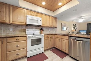 Condo, varias camas, acceso a la alberca, vista al océano (#I-9T - No Pets) | Cocina privada | Refrigerador, microondas, horno y parrilla de estufa 