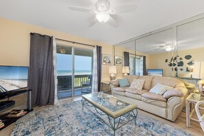 Condo, varias camas, acceso a la alberca, vista al océano (#I-9T - No Pets) | Área de sala de estar | Televisión 