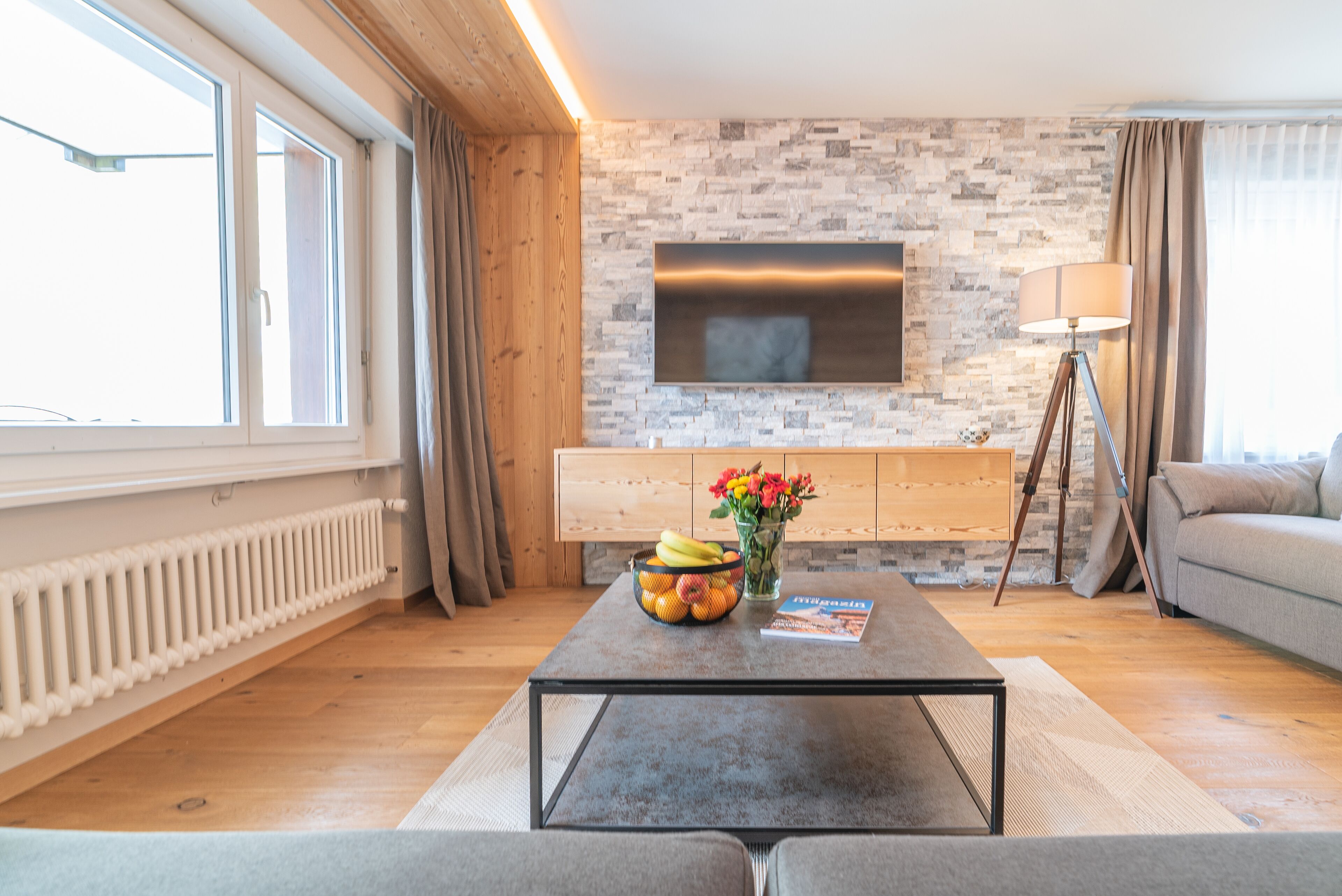 Lägenhet Comfort | Vardagsrum | 108-tums platt-tv med kabelkanaler, tv och golvvärme