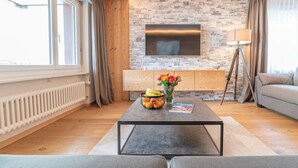 Condo tiện nghi đơn giản | Khu phòng khách | TV màn hình phẳng 108-inch có truyền hình cáp, TV, sàn nhà có sưởi 