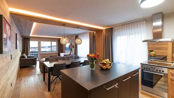 Condo Confort | Cocina privada | Refrigerador con congelador, horno, parrilla de estufa y lavavajillas