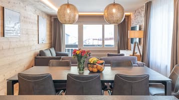 Comfort appartement | Woonruimte | Een 108-inch flatscreentelevisie met kabelzenders en een televisie